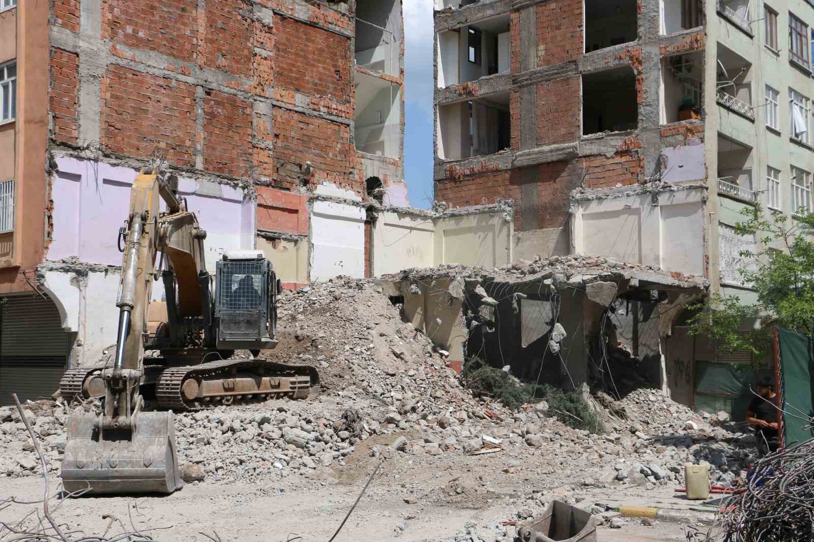 Diyarbakır’da ağır hasarlı bina yıkılırken yandaki sağlam bina da hasar aldı
