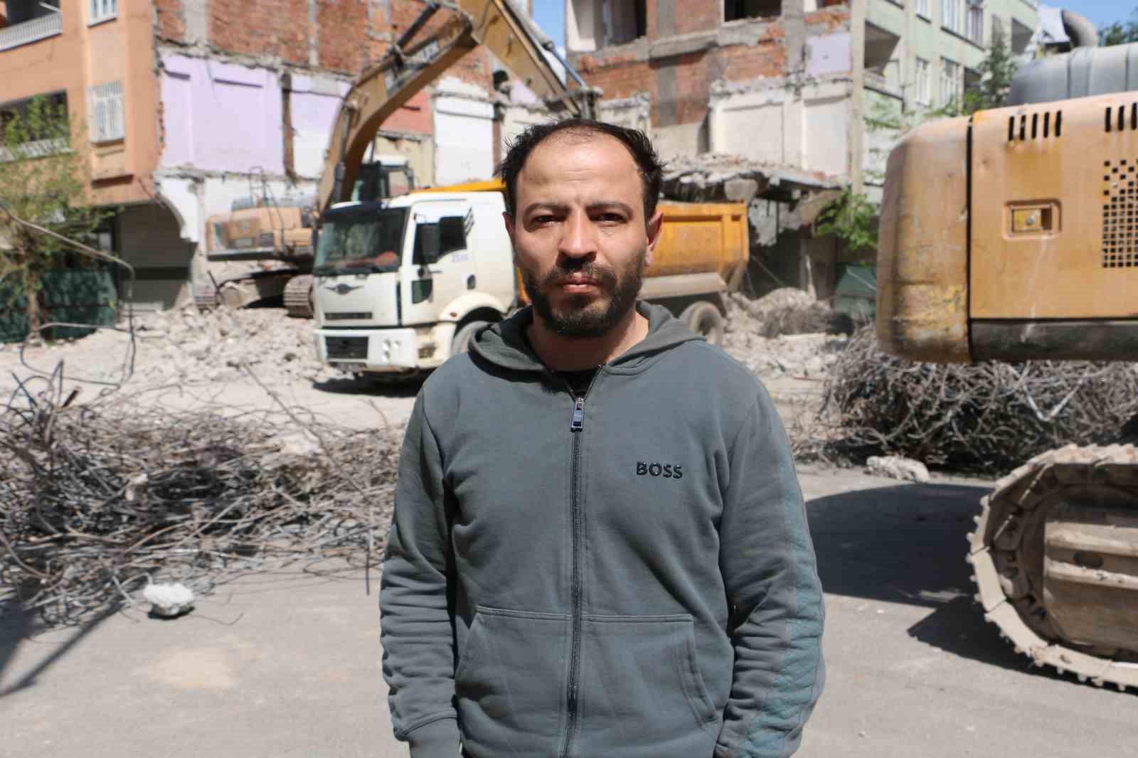 Diyarbakır’da ağır hasarlı bina yıkılırken yandaki sağlam bina da hasar aldı
