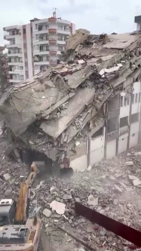 Diyarbakır’da ağır hasarlı binalar yıkılıyor
