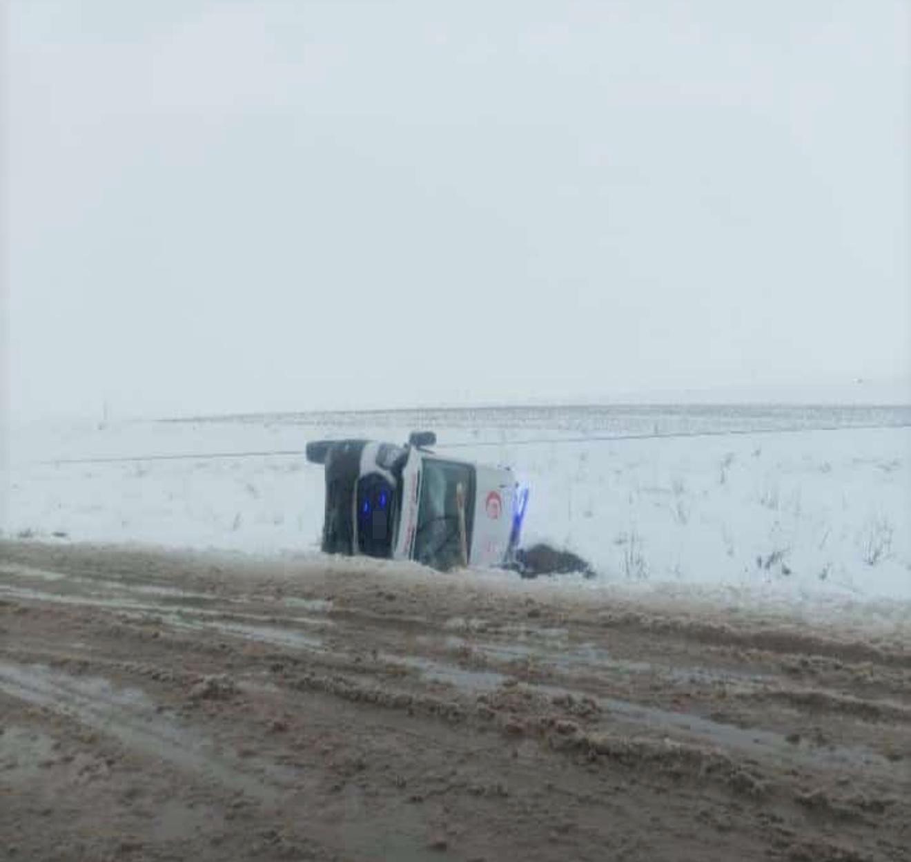 Diyarbakır’da ambulans devrildi: 3 yaralı
