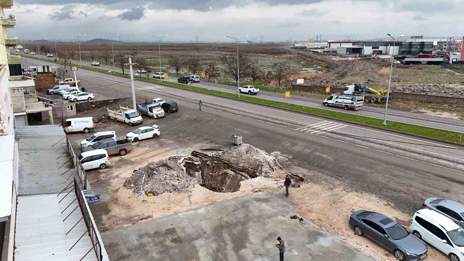 Diyarbakır’da ana yol kenarında zamanla oluşan dev çukur dronla görüntülendi
