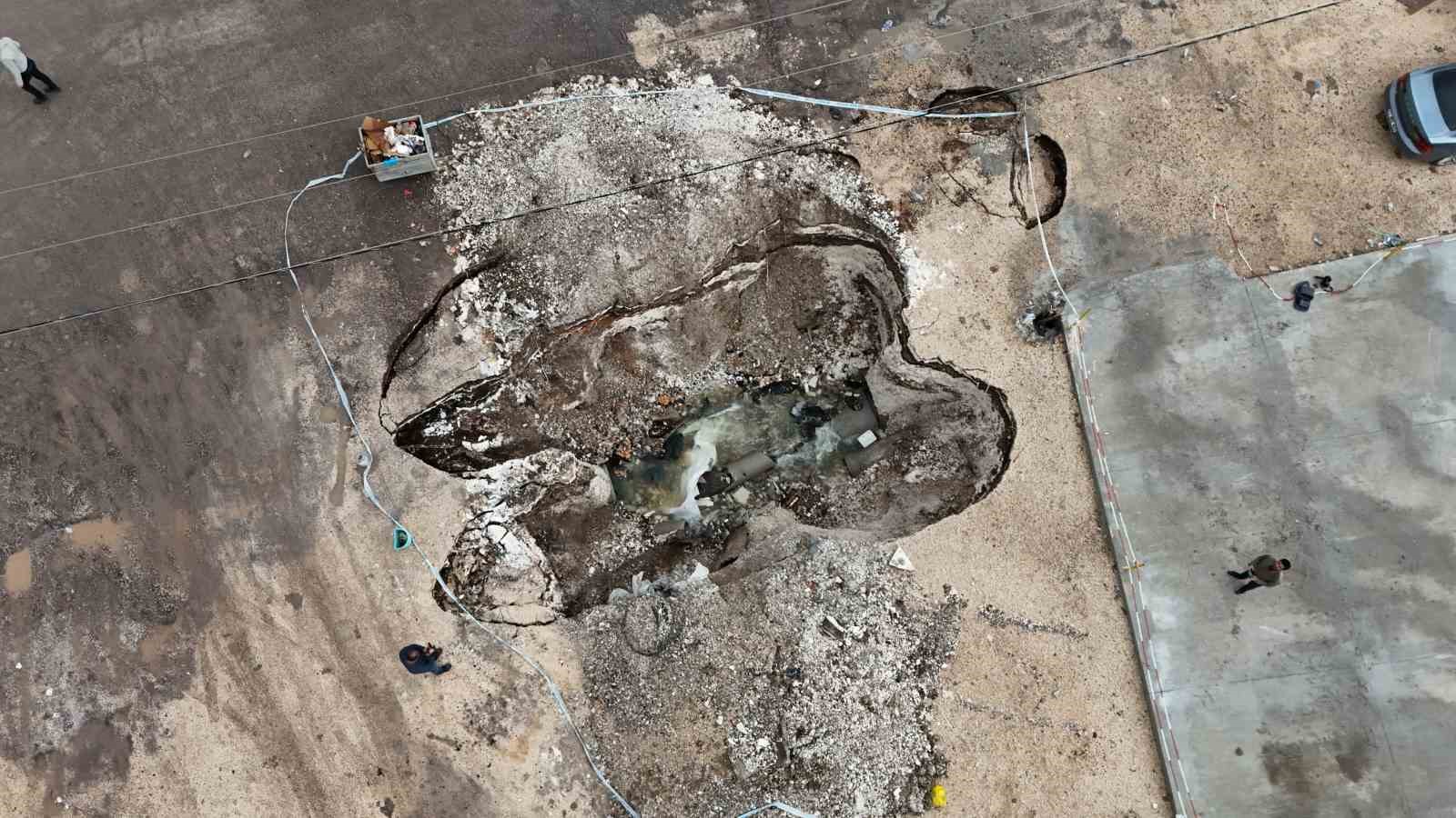 Diyarbakır’da ana yol kenarında zamanla oluşan dev çukur dronla görüntülendi
