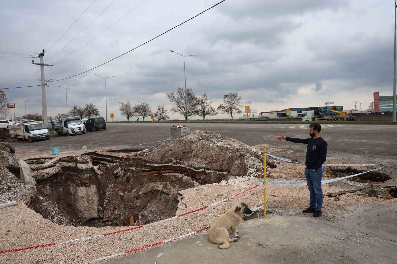 Diyarbakır’da ana yol kenarında zamanla oluşan dev çukur dronla görüntülendi
