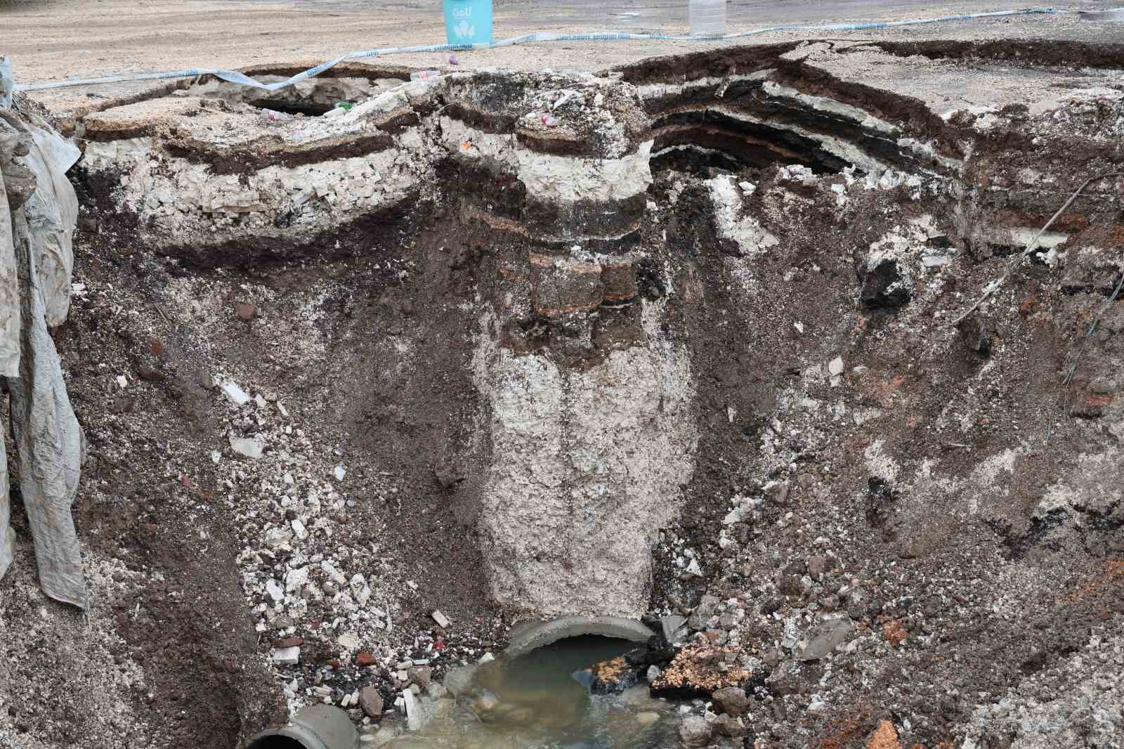 Diyarbakır’da ana yol kenarında zamanla oluşan dev çukur dronla görüntülendi
