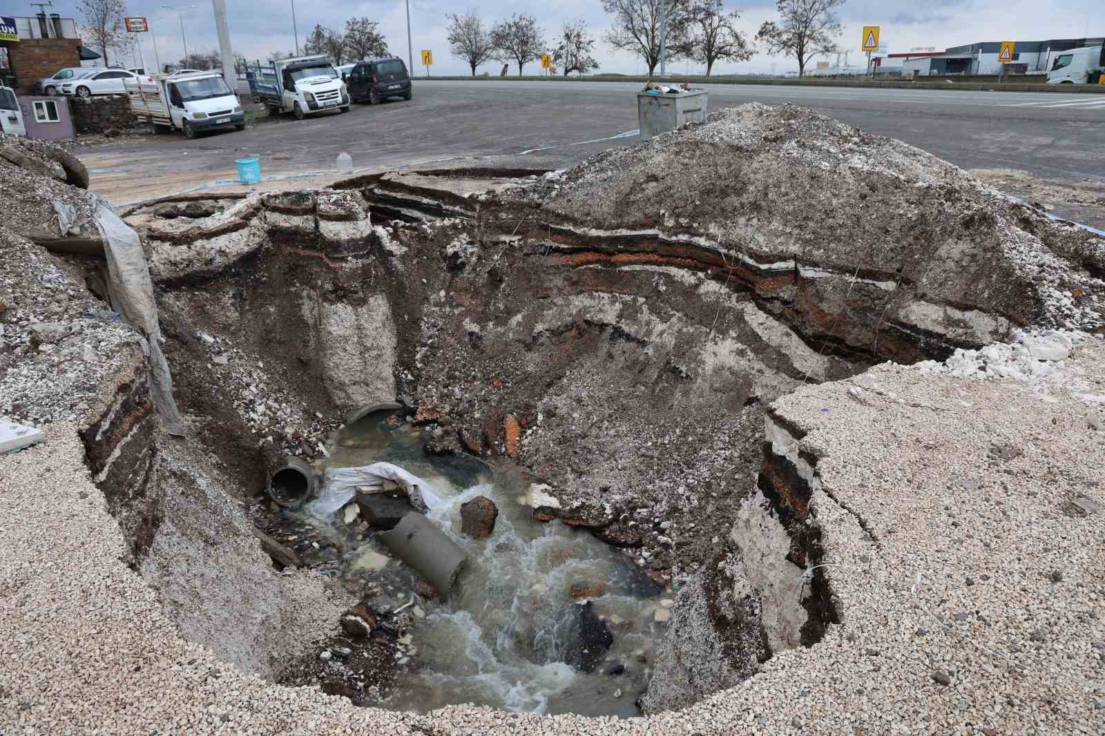 Diyarbakır’da ana yol kenarında zamanla oluşan dev çukur dronla görüntülendi
