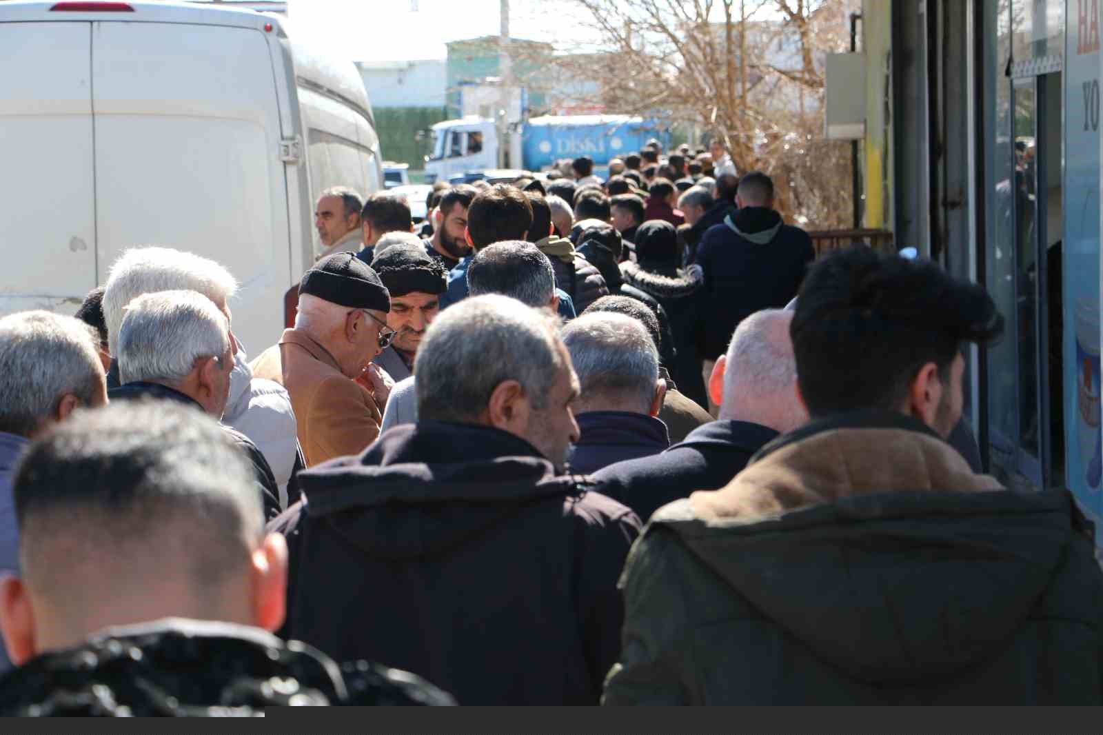 Diyarbakır’da ’APP plaka’ kuyruğu
