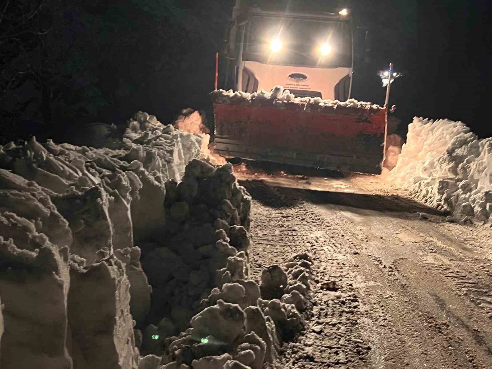 Diyarbakır’da belediye ve sağlık ekipleri yolu kapalı köydeki yaşlı çifte böyle ulaştı
