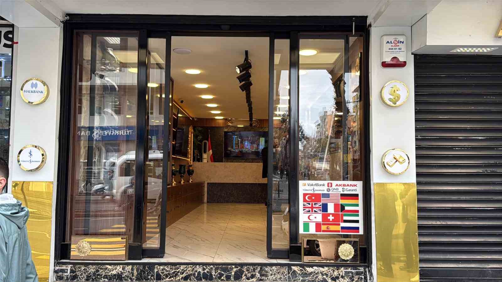 Diyarbakır’da bir günde 3 kuyumcu hedef alındı
Diyarbakır’da bir günde 3 kuyumcu hedef alındı