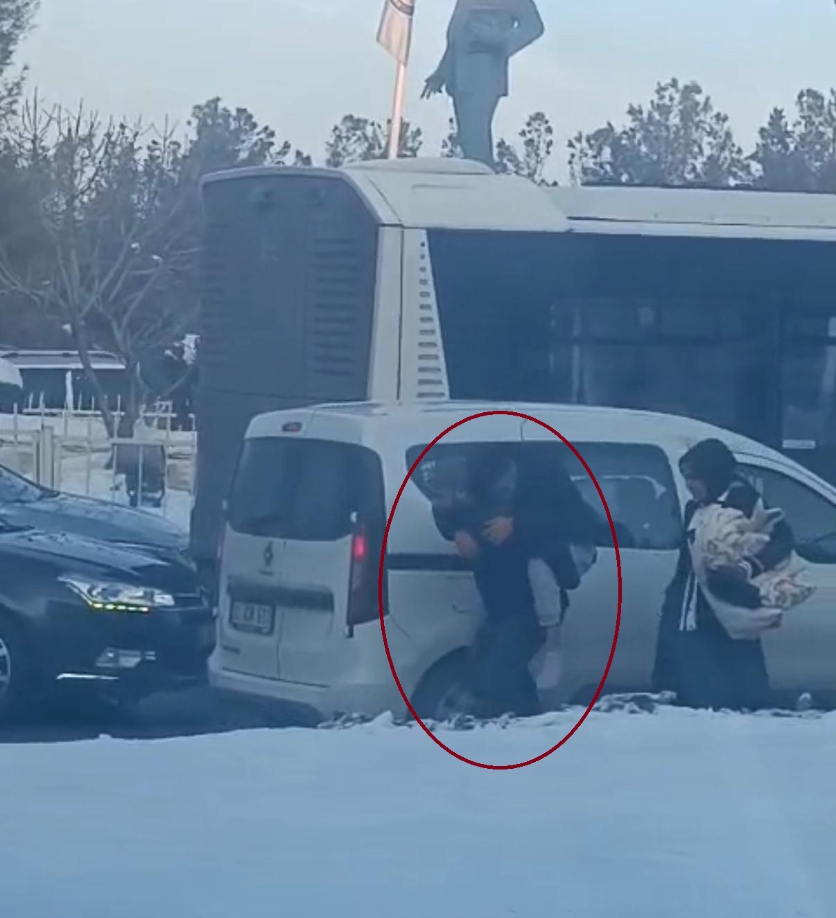 Diyarbakır’da bir vatandaş tıkanan yolda hastasını sırtında taşıdı
