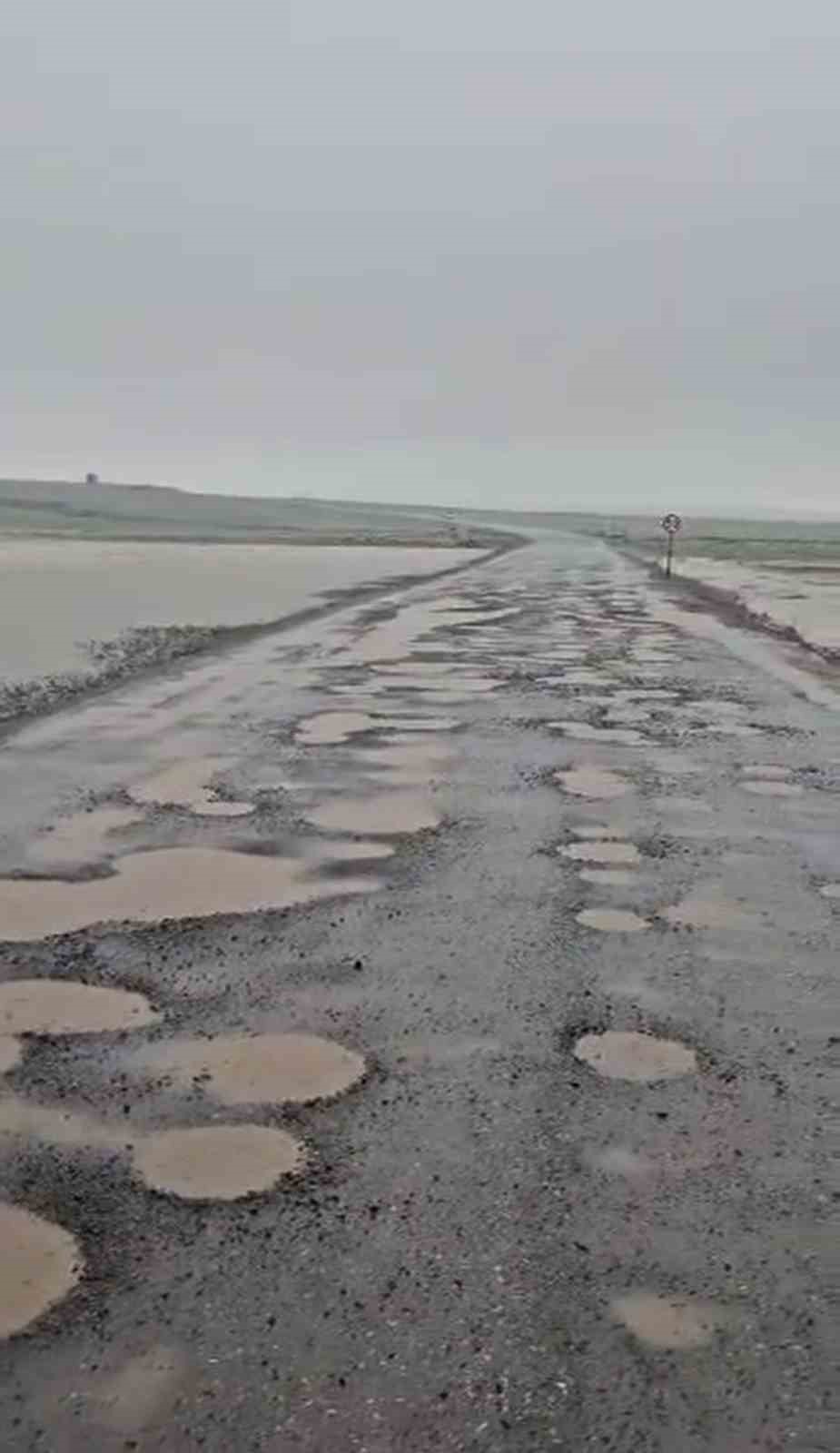 Diyarbakır’da bozuk yollarda su birikintileri oluştu
