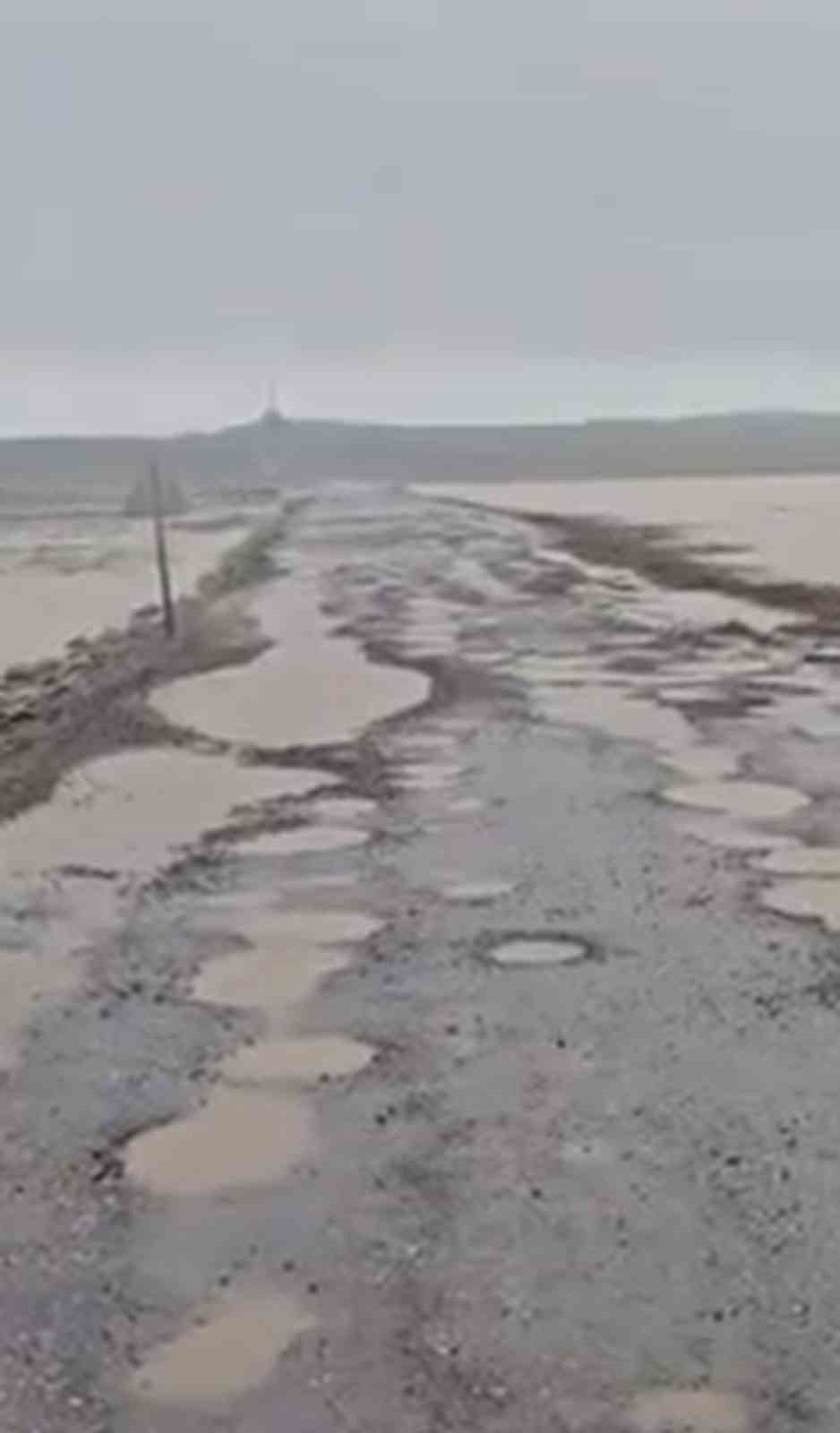 Diyarbakır’da bozuk yollarda su birikintileri oluştu
