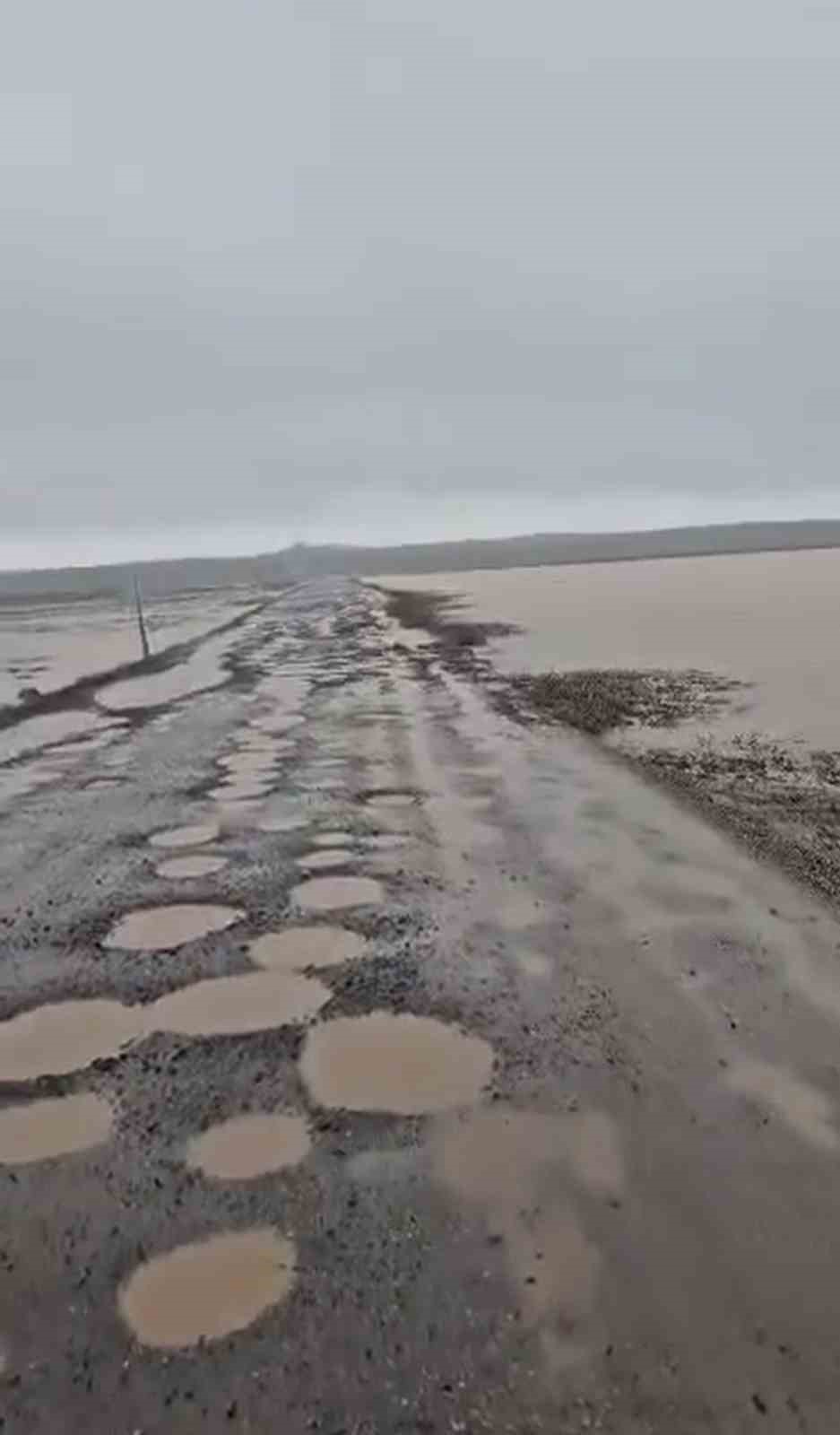 Diyarbakır’da bozuk yollarda su birikintileri oluştu
