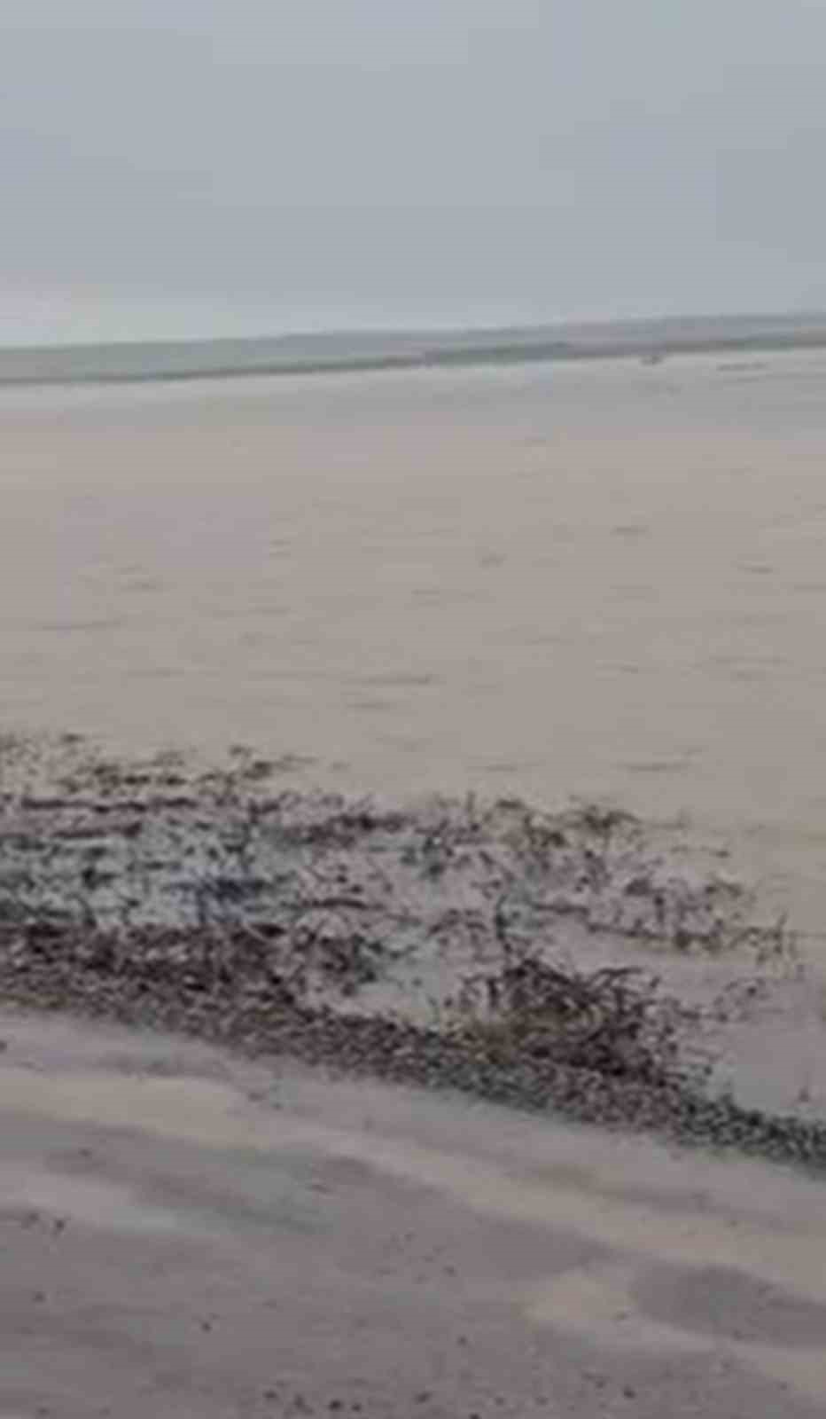 Diyarbakır’da bozuk yollarda su birikintileri oluştu
