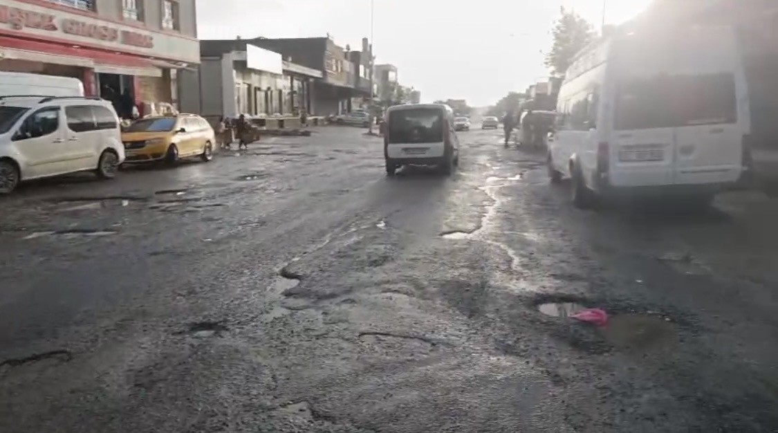 Diyarbakır’da bozulan yollar sürücülere zor anlar yaşatıyor
