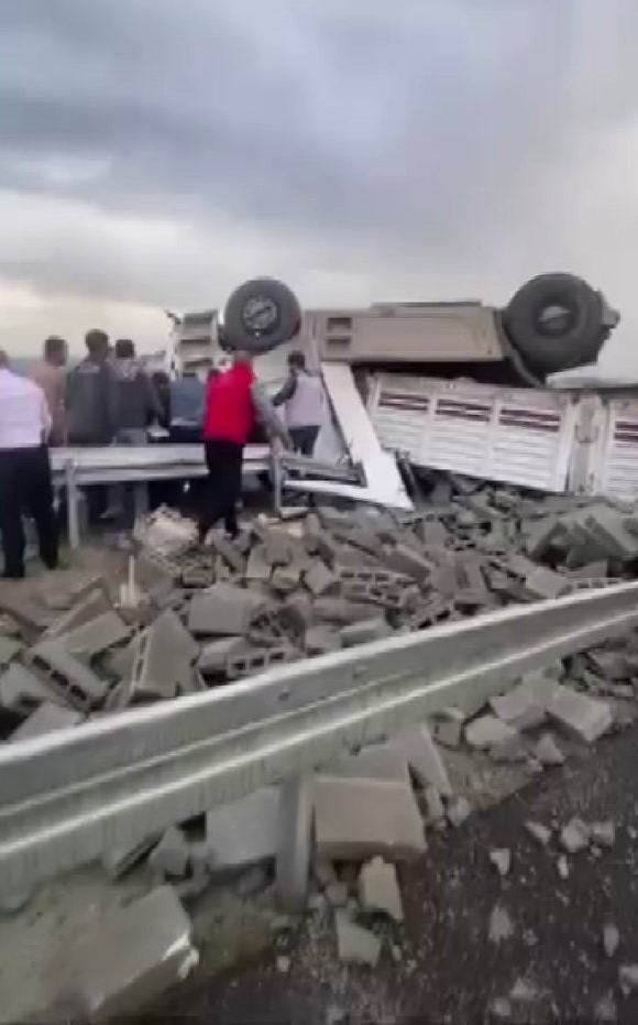 Diyarbakır’da briket yüklü tır yan yattı: 1 yaralı
