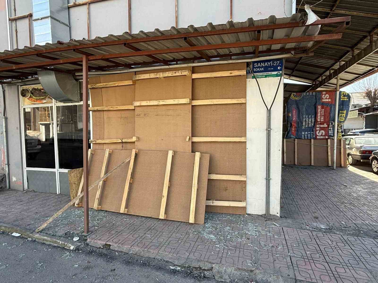 Diyarbakır’da çarpışan araçlardan biri iş yerine daldı
