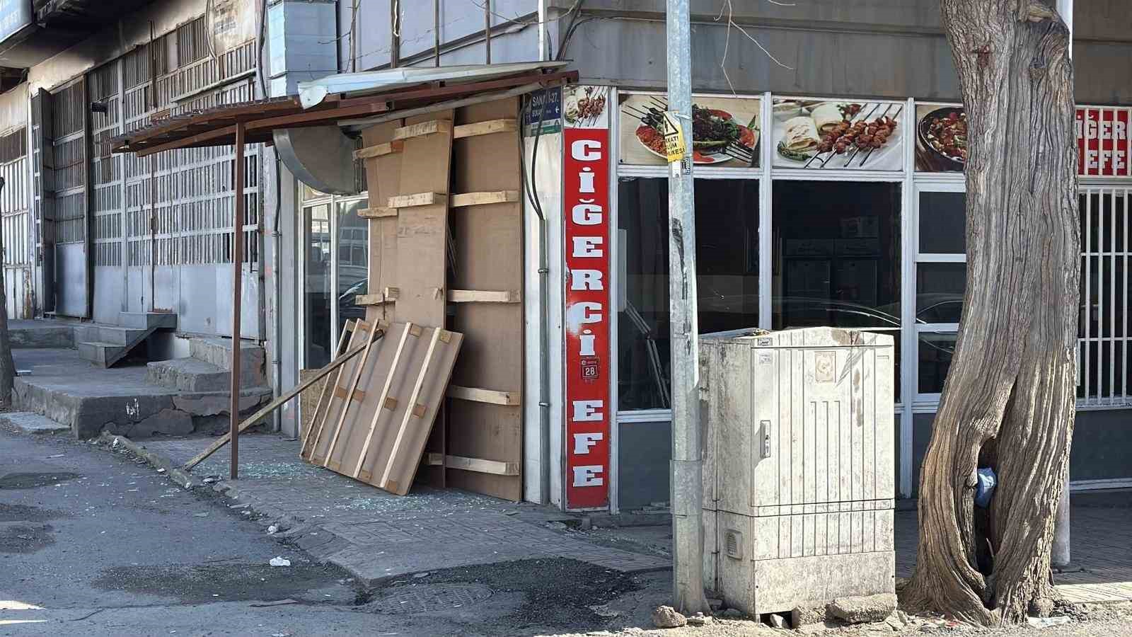 Diyarbakır’da çarpışan araçlardan biri iş yerine daldı
