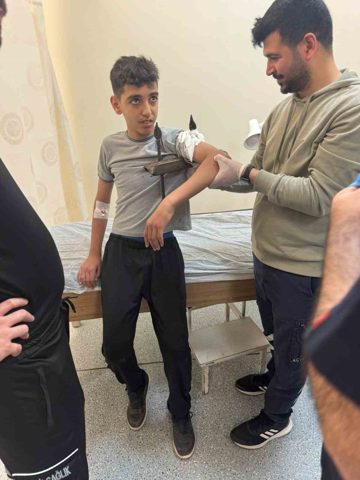 Diyarbakır’da demir korkuluk, küçük çocuğun koluna saplandı
