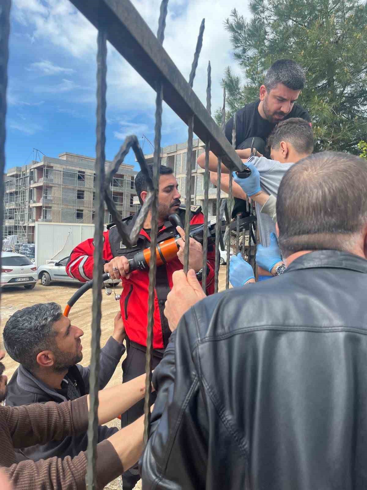 Diyarbakır’da demir korkuluk, küçük çocuğun koluna saplandı
