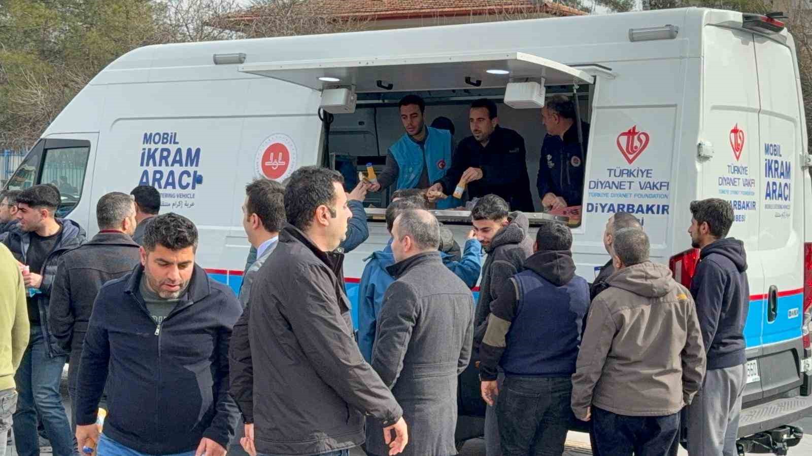 Diyarbakır’da depremde hayatını kaybeden vatandaşlar için mevlit okutuldu
