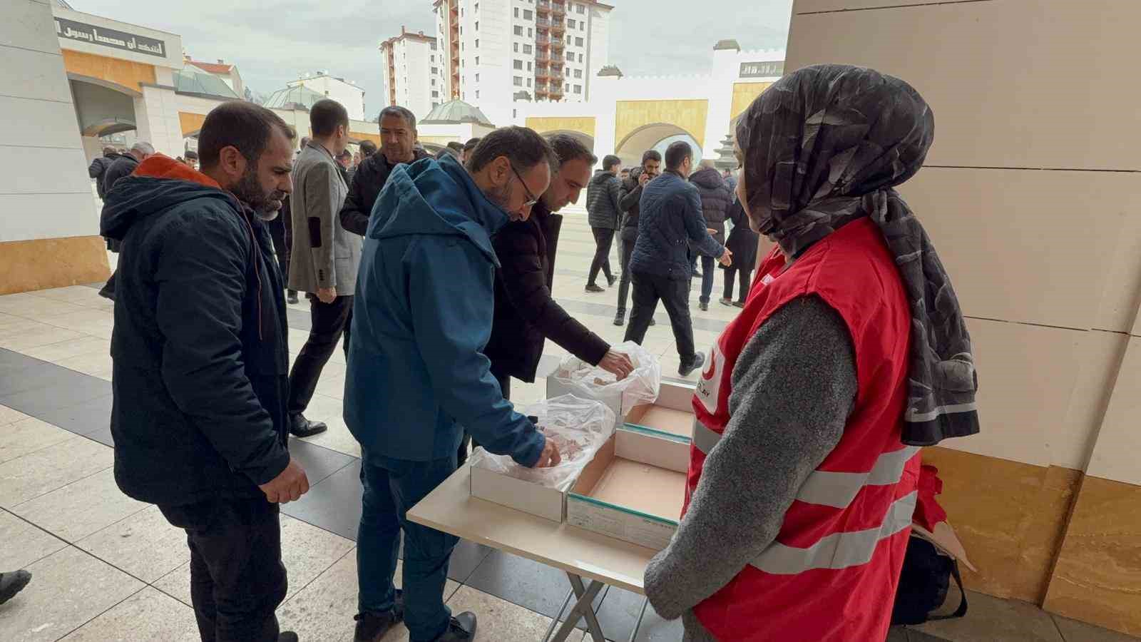 Diyarbakır’da depremde hayatını kaybeden vatandaşlar için mevlit okutuldu

