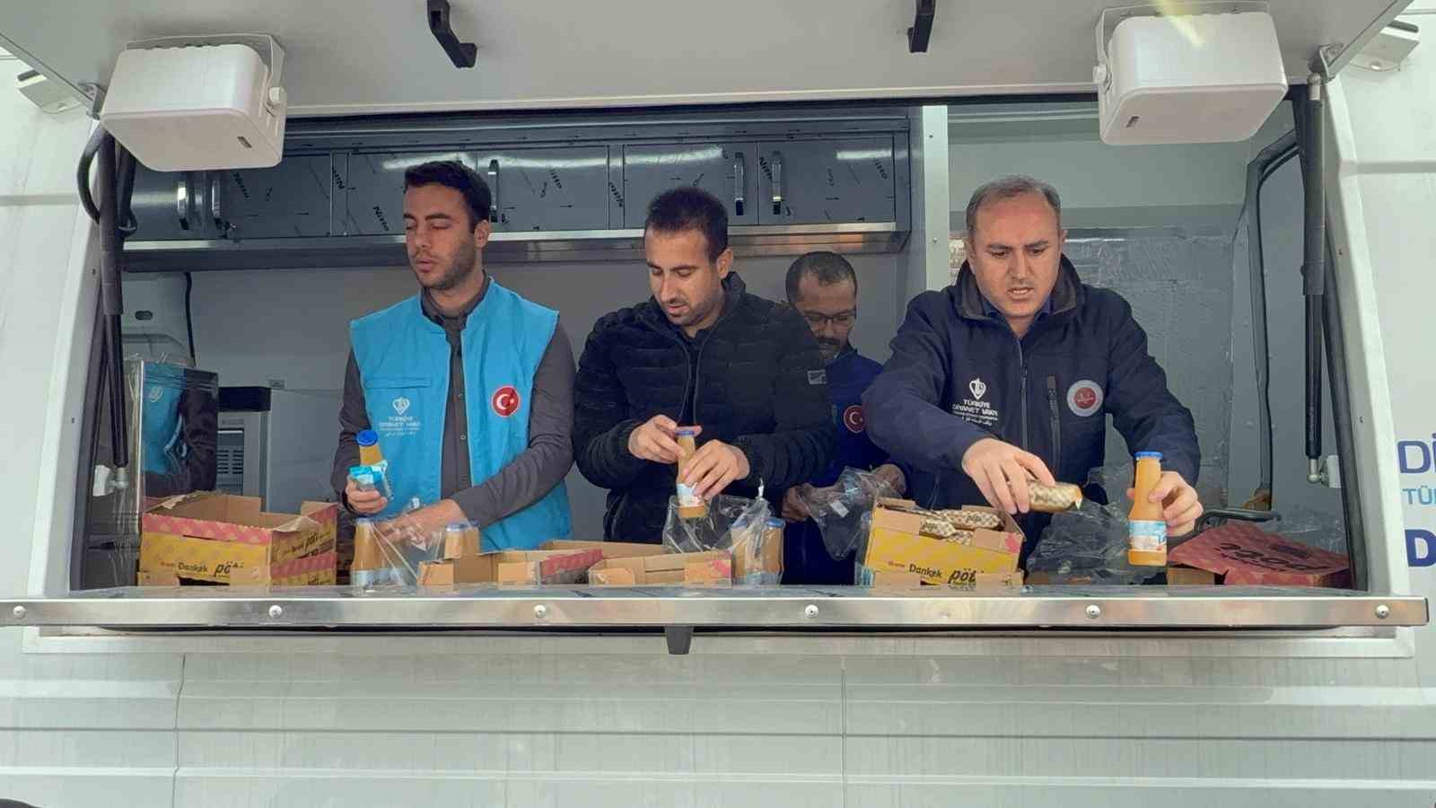 Diyarbakır’da depremde hayatını kaybeden vatandaşlar için mevlit okutuldu
