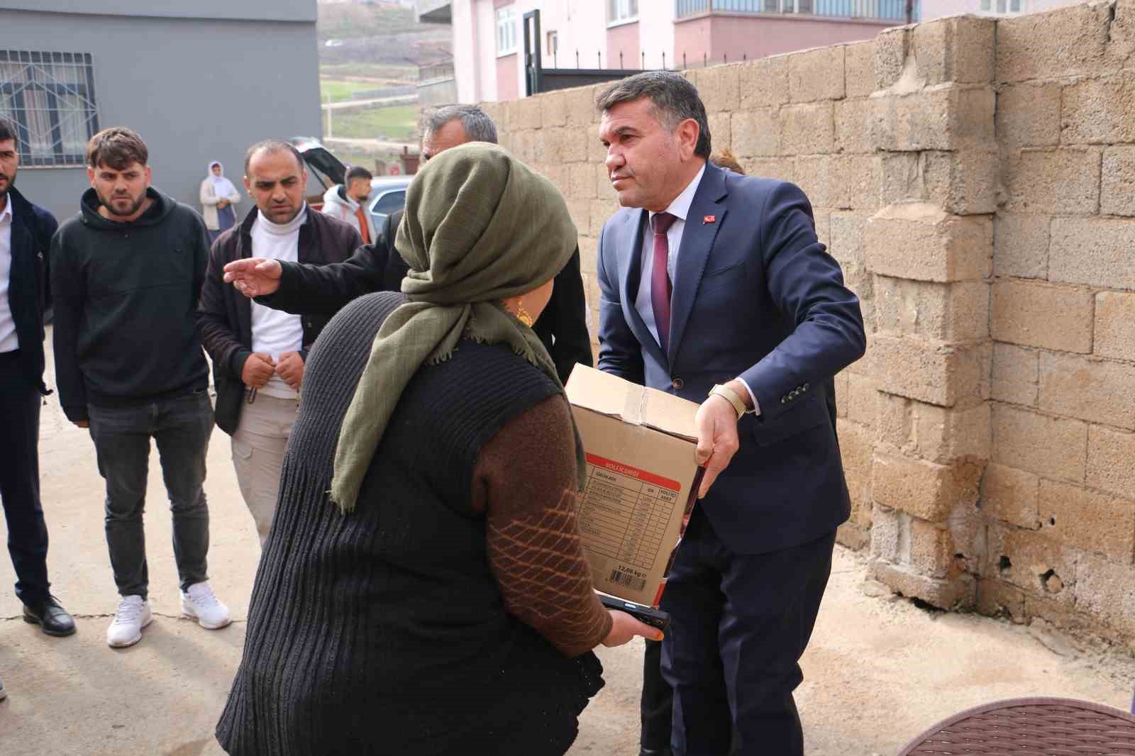 Diyarbakır’da Devlet Bahçeli adına ’Ramazan kolisi’ dağıtıldı
