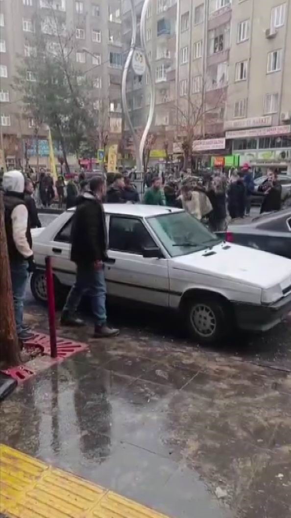 Diyarbakır’da düğünde karşılaşan husumetli ailelerin kavgası sokağa taştı
