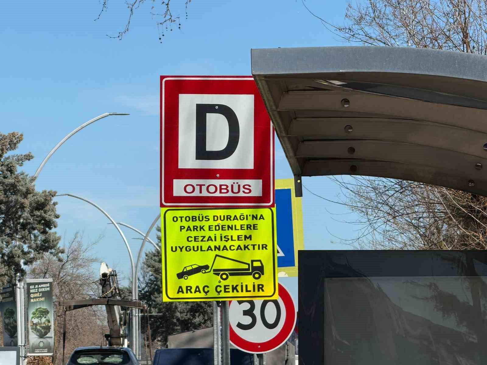 Diyarbakır’da durak önlerine park eden araçlar çekildi
