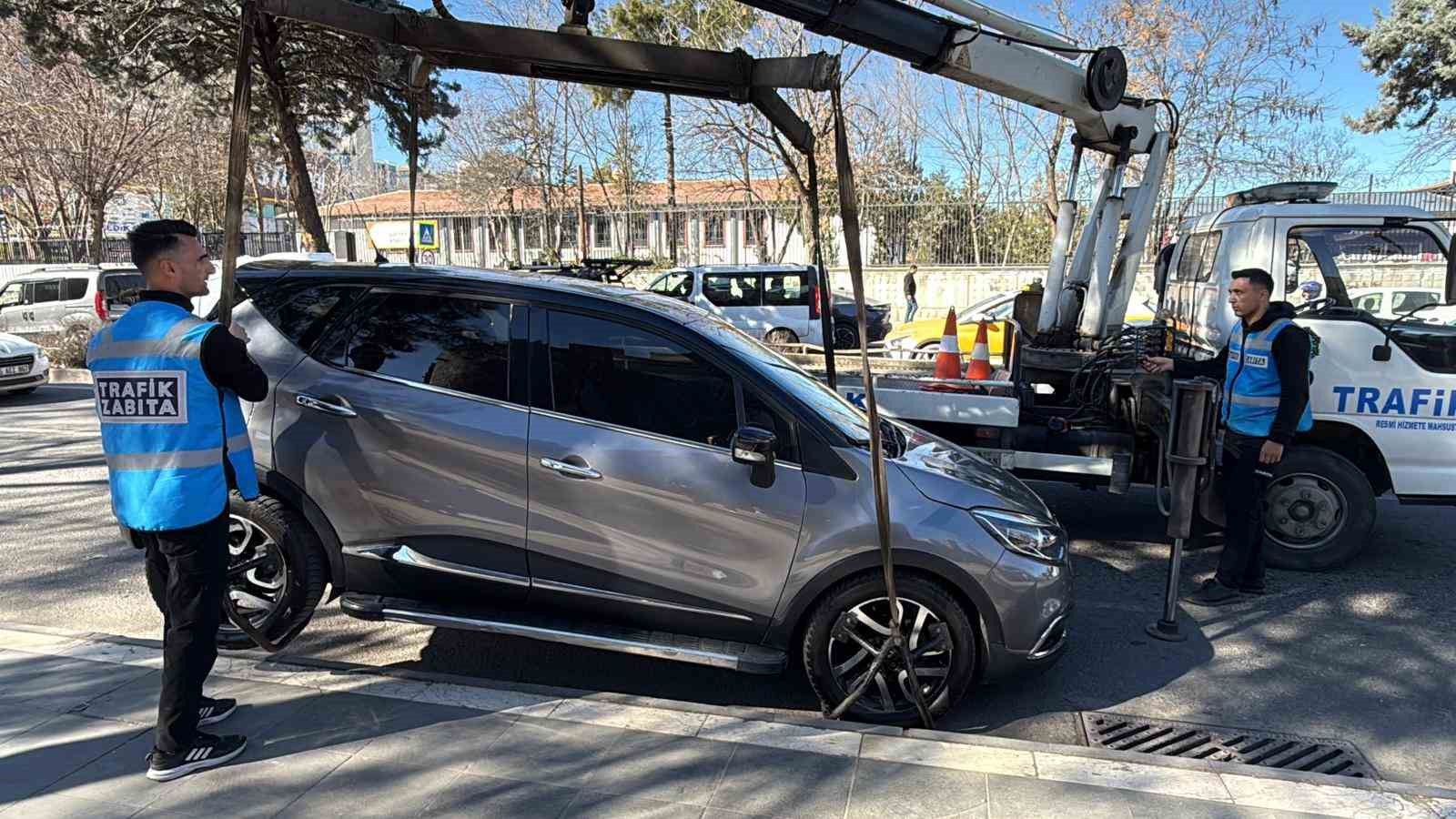 Diyarbakır’da durak önlerine park eden araçlar çekildi
