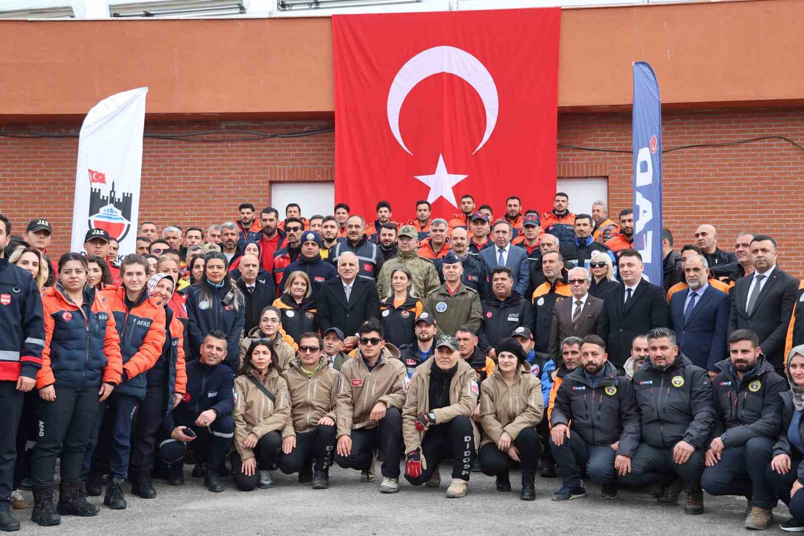 Diyarbakır’da eğitimlerini tamamlayan arama-kurtarma ekiplerine ‘peç’ takıldı
