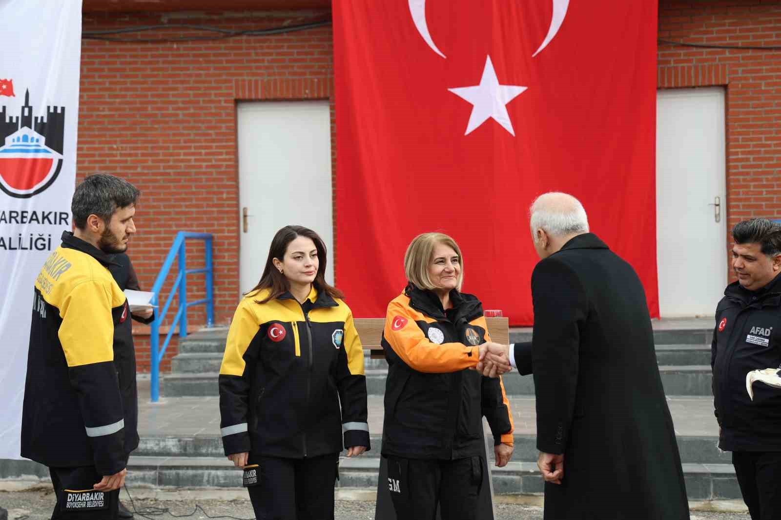 Diyarbakır’da eğitimlerini tamamlayan arama-kurtarma ekiplerine ‘peç’ takıldı
