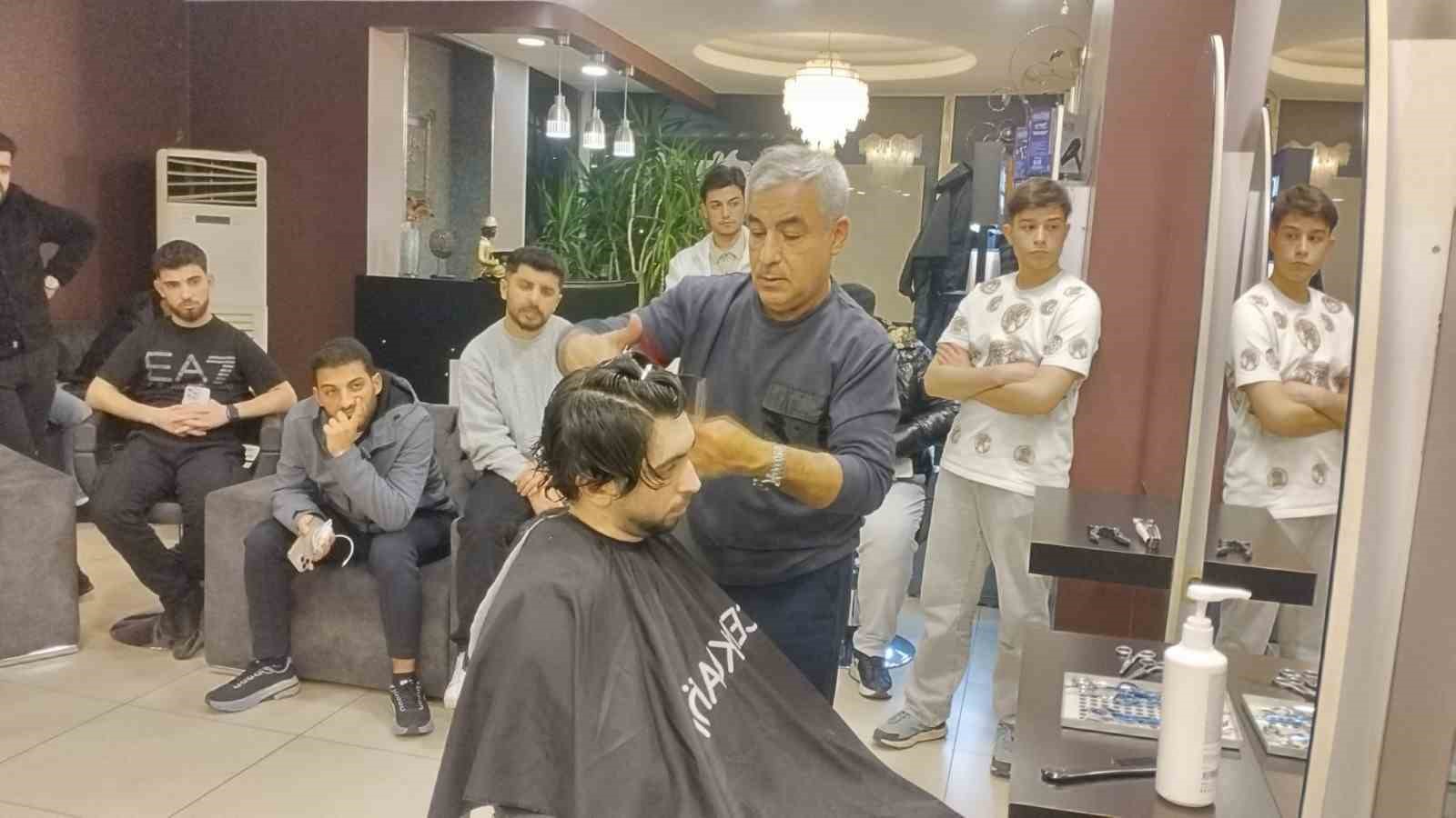 Diyarbakır’da erkek berberlerine eğitim
Diyarbakır’da erkek berberlerine eğitim