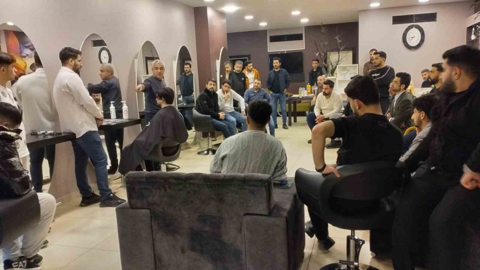 Diyarbakır’da erkek berberlerine eğitim
Diyarbakır’da erkek berberlerine eğitim