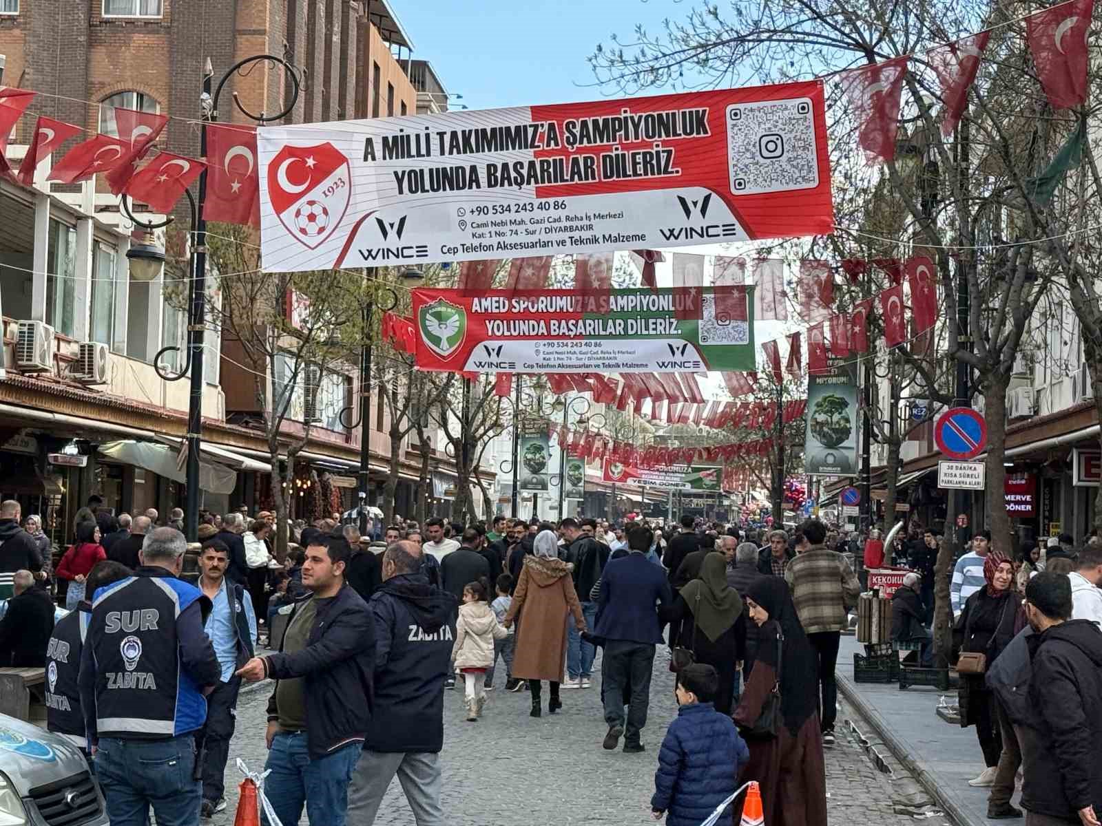 Diyarbakır’da esnaftan A Milli Futbol Takıma destek
