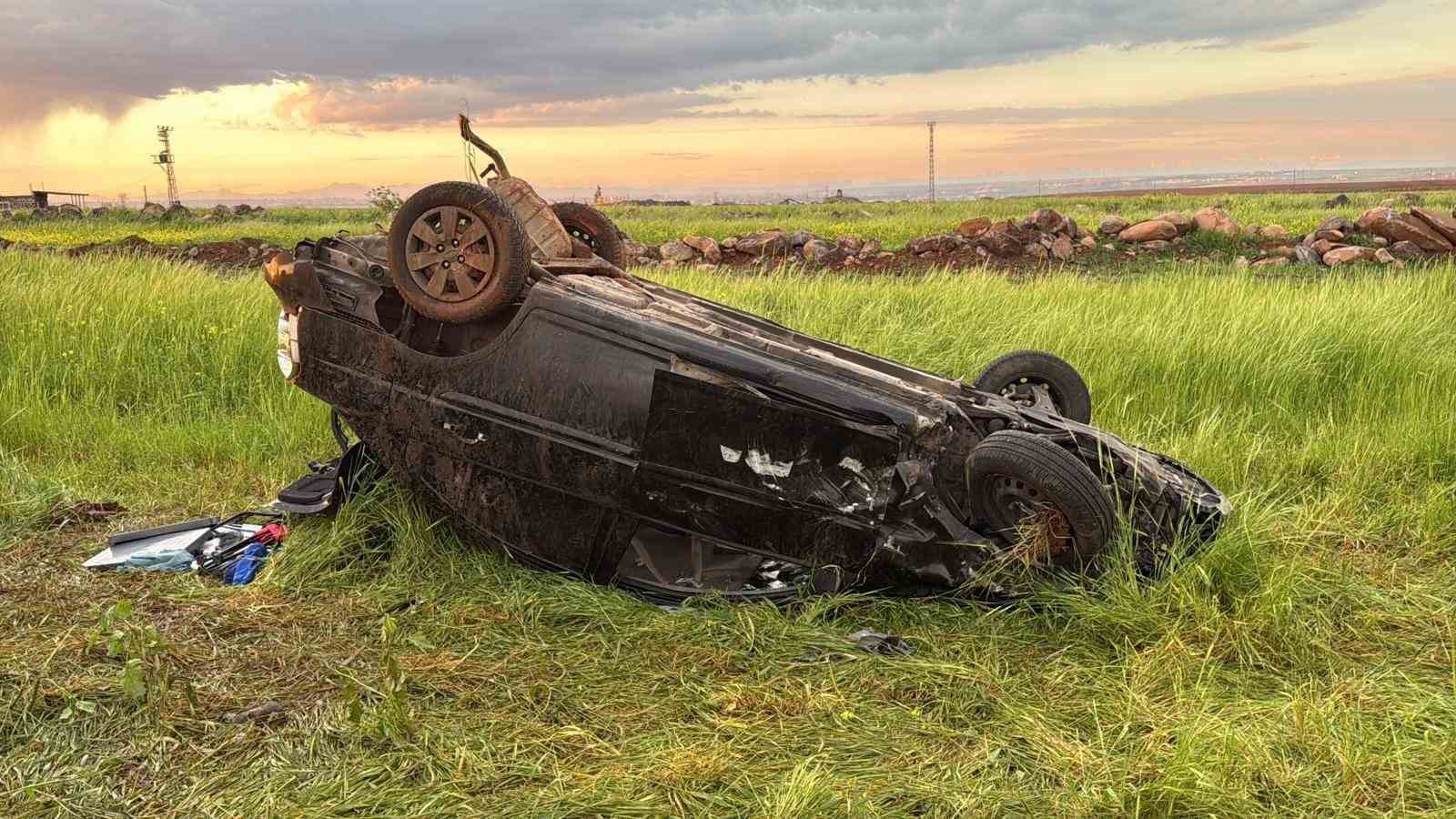 Diyarbakır’da faciadan dönüldü: Takla atan araçtaki 10 kişi yaralandı
