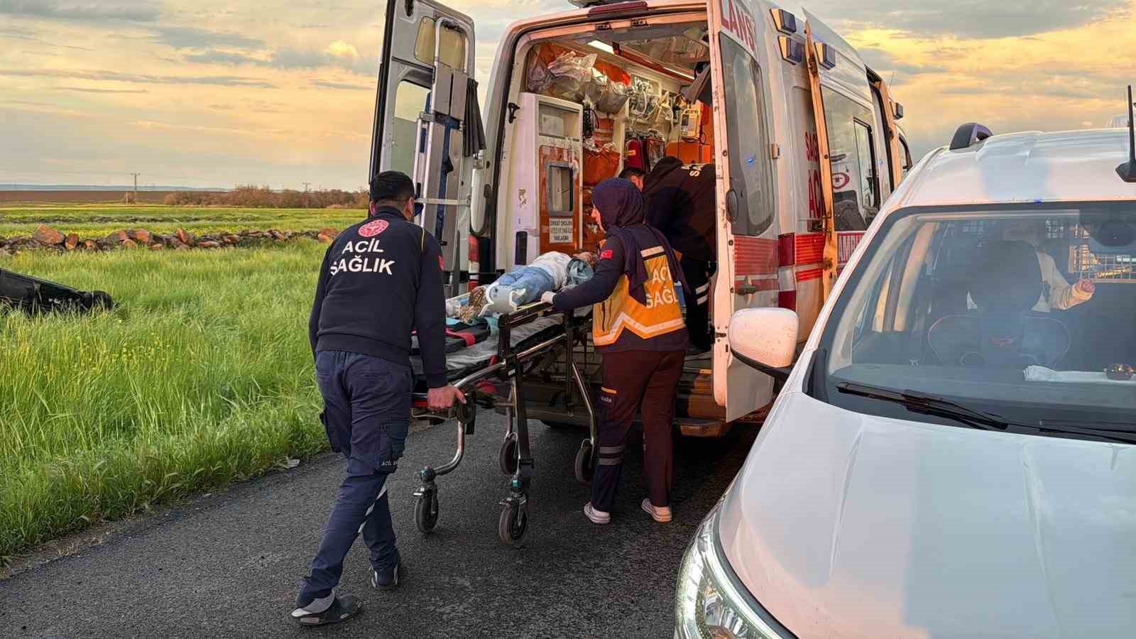 Diyarbakır’da faciadan dönüldü: Takla atan araçtaki 10 kişi yaralandı
