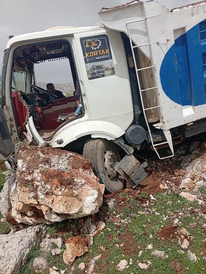 Diyarbakır’da freni boşan hafriyat kamyonu taşlara çarptı: 1 yaralı
