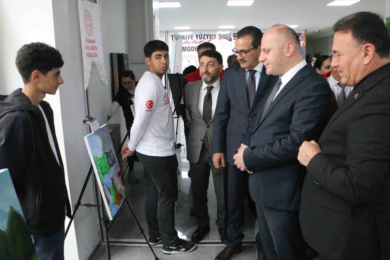 Diyarbakır’da "Gelecek, Köklerde Saklı" resim sergisi açıldı
