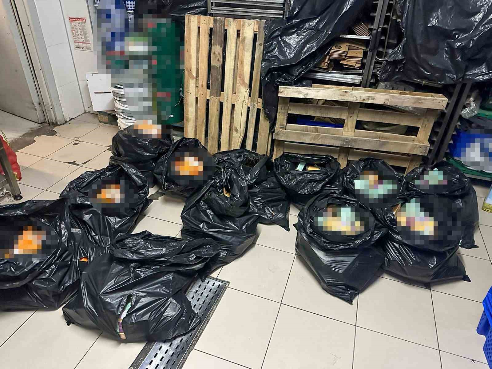 Diyarbakır’da gıda denetimi: 1 tona yakın peynir ve süt ürününe el konuldu
Diyarbakır’da gıda denetimi: 1 tona yakın peynir ve süt ürününe el konuldu