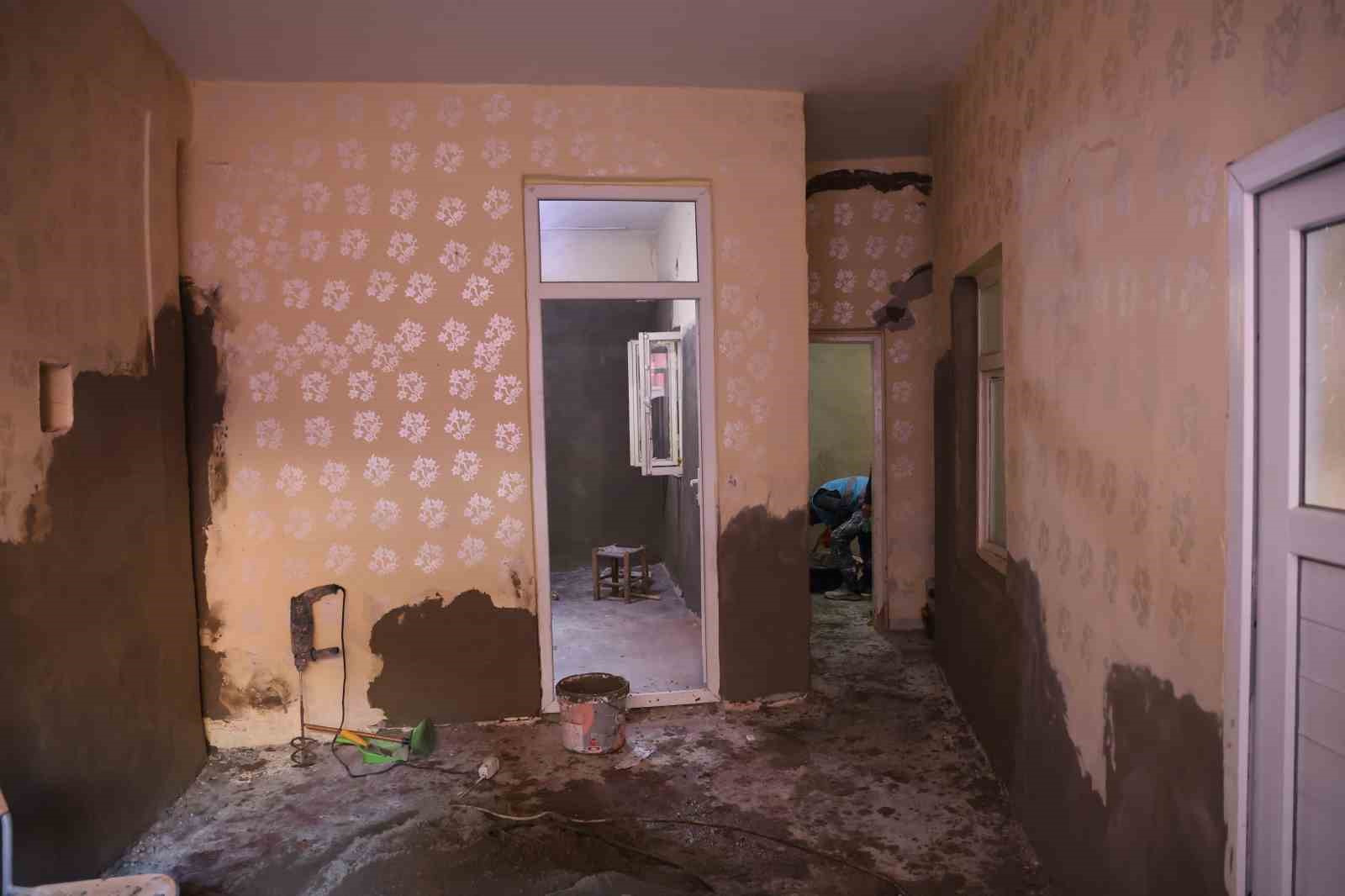 Diyarbakır’da ihtiyaç sahibi vatandaşın evi ‘denetimli serbestlik hükümlülerince’ onarıma alındı
