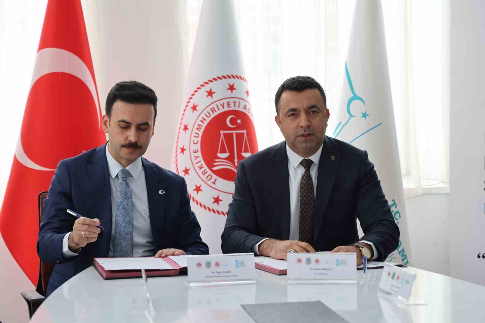 Diyarbakır’da ihtiyaç sahibi vatandaşın evi ‘denetimli serbestlik hükümlülerince’ onarıma alındı
