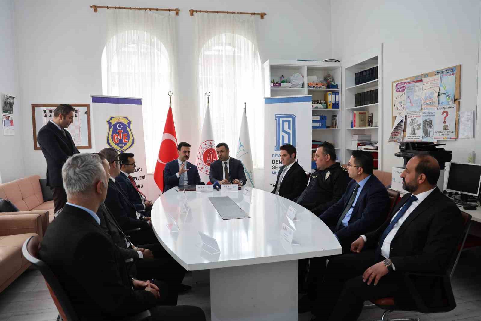 Diyarbakır’da ihtiyaç sahibi vatandaşın evi ‘denetimli serbestlik hükümlülerince’ onarıma alındı
