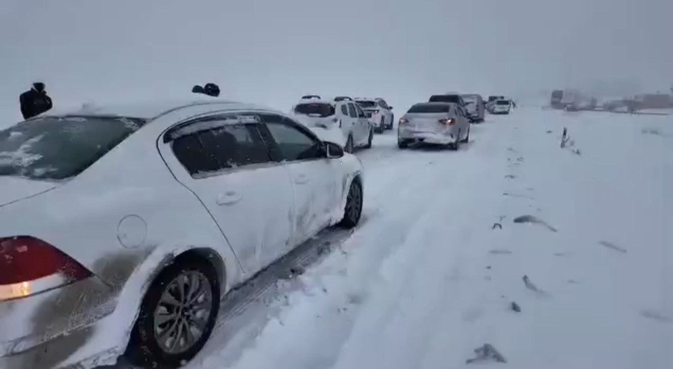 Diyarbakır’da iki gündür devam eden kar trafiği felç etti
