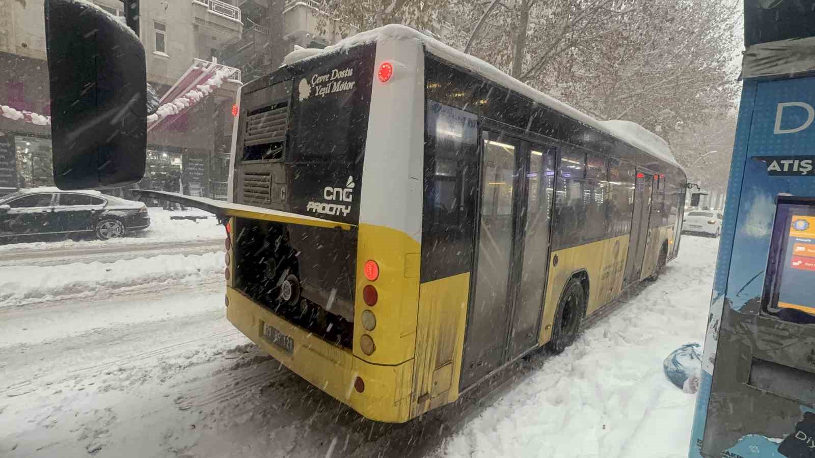 Diyarbakır’da iki gündür devam eden kar trafiği felç etti
