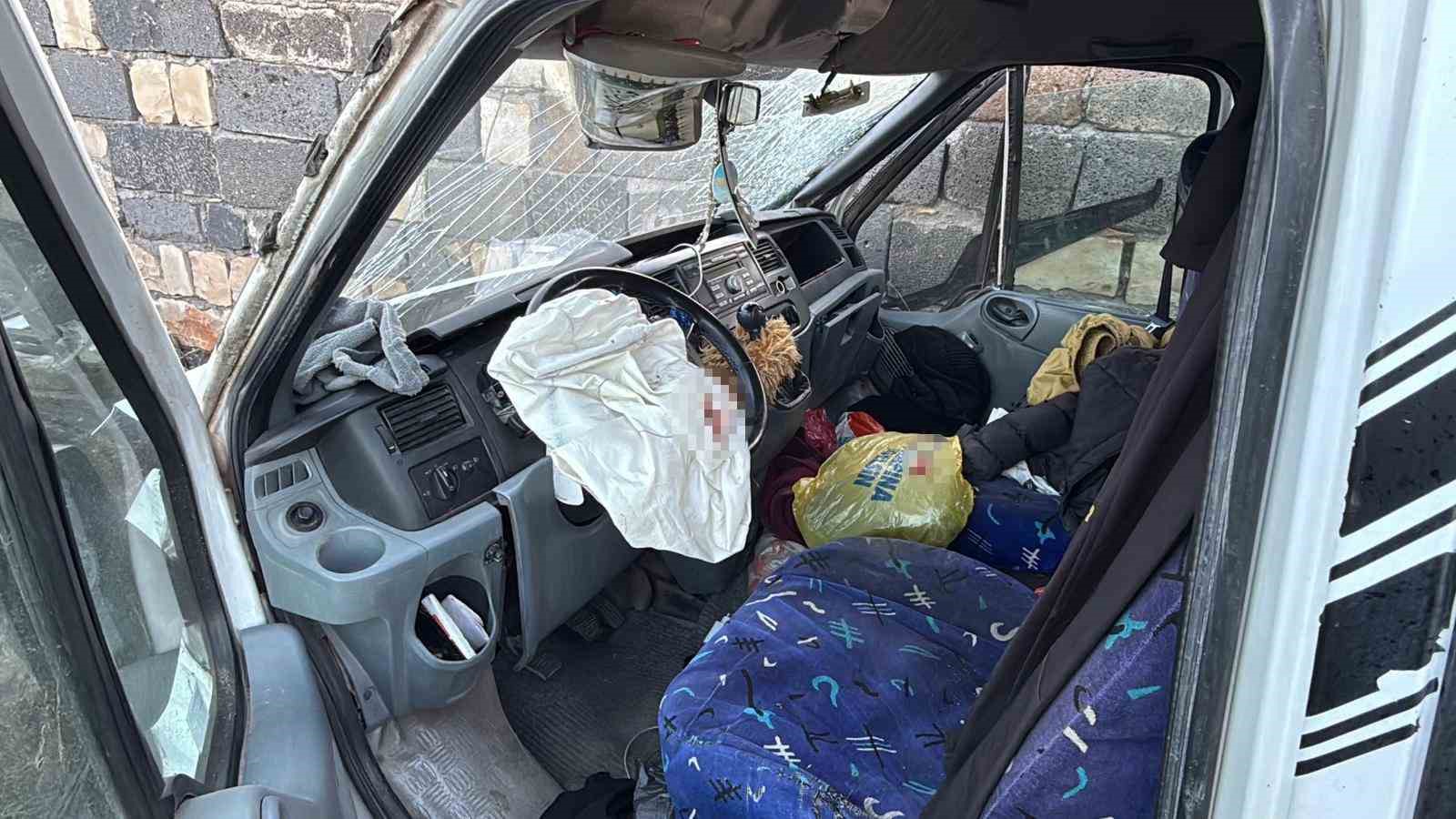 Diyarbakır’da işçi minibüsü duvara çarptı: 12 yaralı
