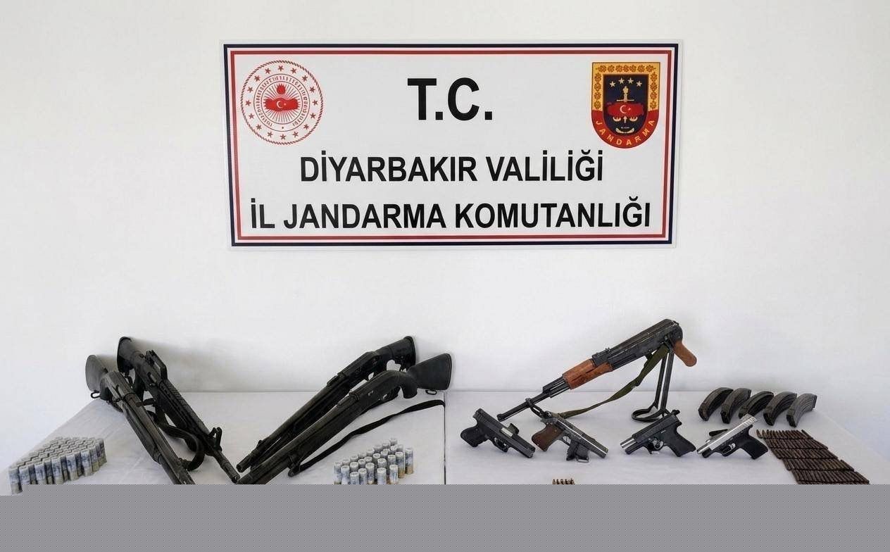 Diyarbakır’da jandarma operasyonlarında çok sayıda silah ve aparatı ele geçirildi
