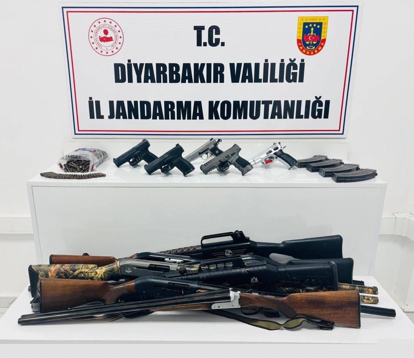 Diyarbakır’da jandarma operasyonlarında çok sayıda silah ve aparatı ele geçirildi
