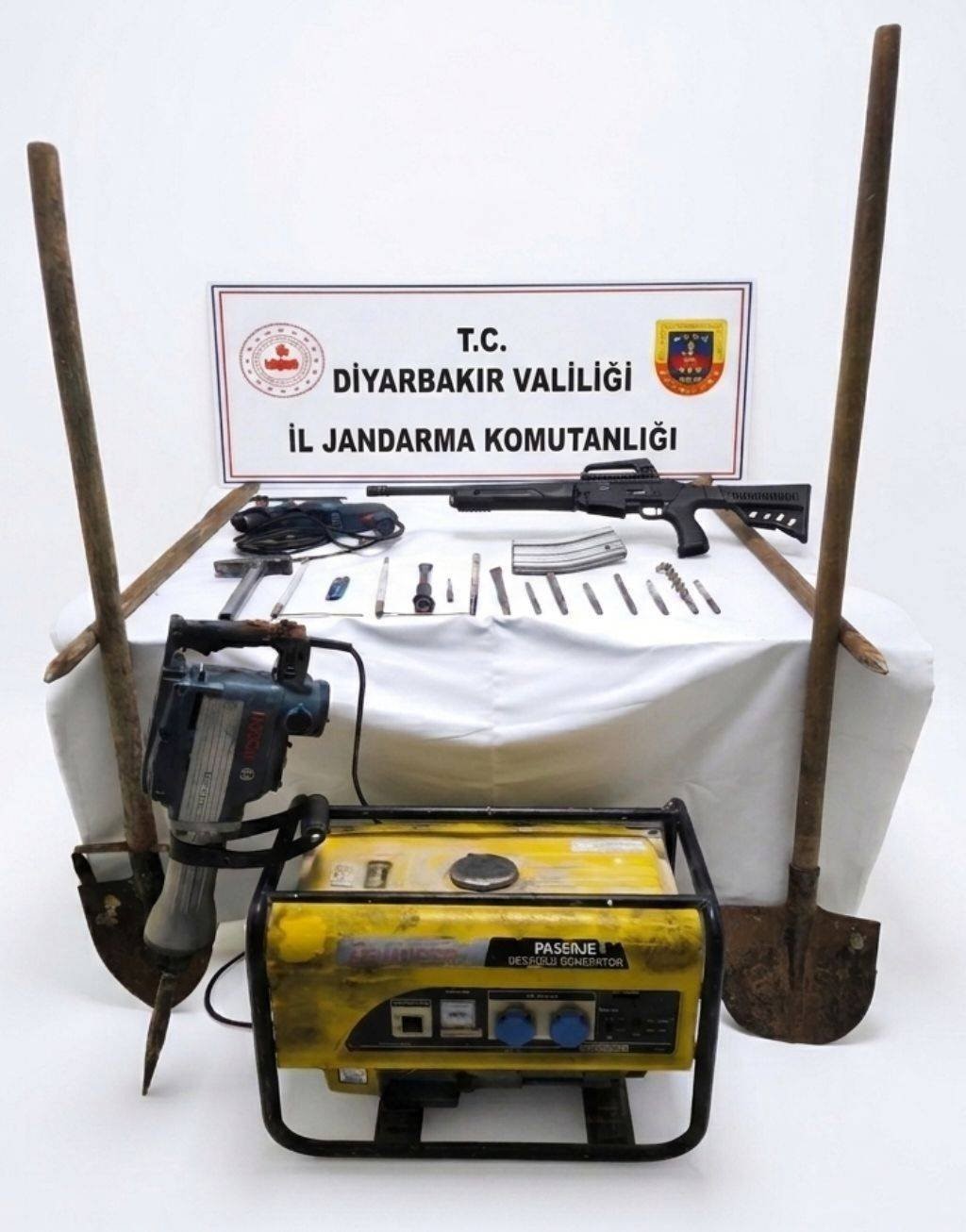 Diyarbakır’da kaçak kazı yapan 5 kişi suçüstü yakalandı
