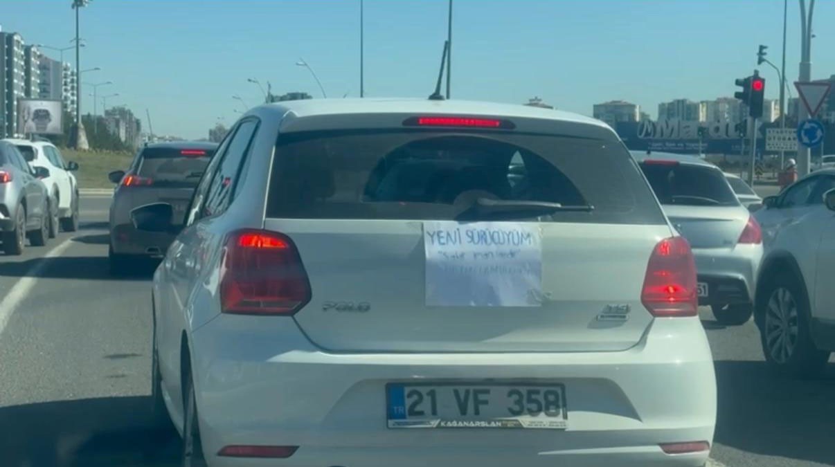 Diyarbakır’da kadın sürücü ’yeni sürücüyüm, sabır imandandır’ yazısıyla trafiğe çıktı
